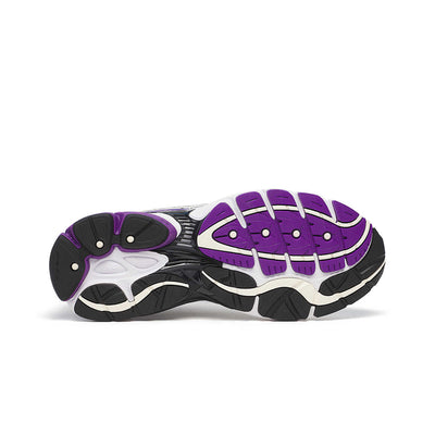 Saucony ProGrid Omni 9 running shoes with a sleek design and cushioned sole, ideal for comfortable performance.